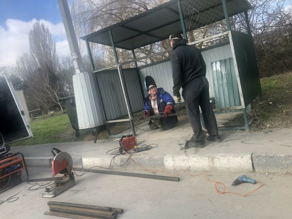 V Inkermane provoditsya tekushij remont kontejnernyh ploshadok p19406